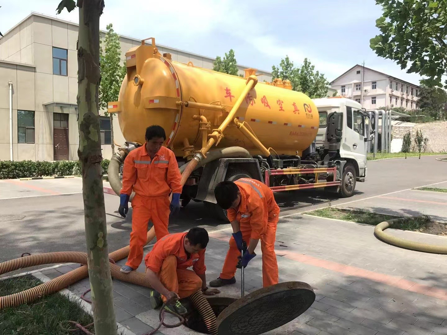 宣威管道疏通车停在窨井附近