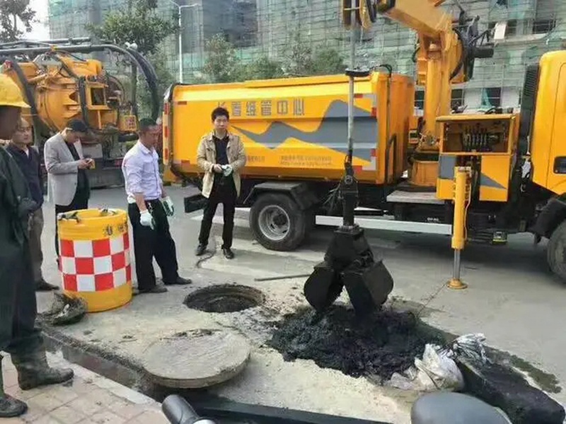 宣威街道：网格员化身“清道夫”，为民解忧疏通“堵心”化粪池