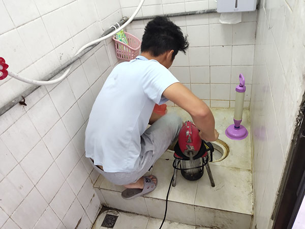 宣威肥皂掉到马桶里把马桶堵住了怎么办？马桶堵住了怎么办