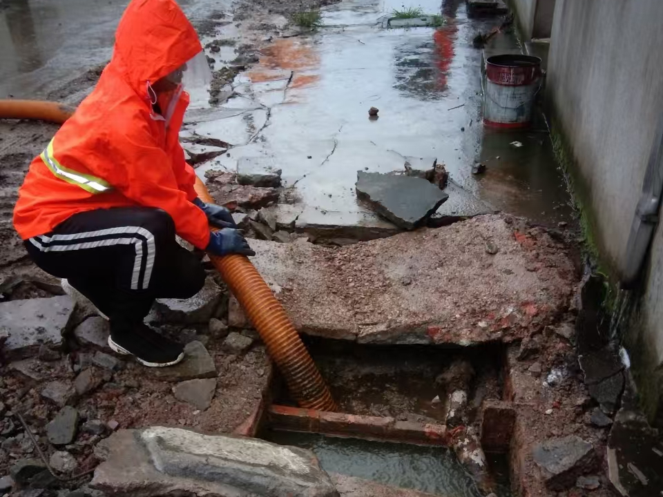 宣威专业清理污水池 炜誉市政以规范流程守护城市 “肠道”